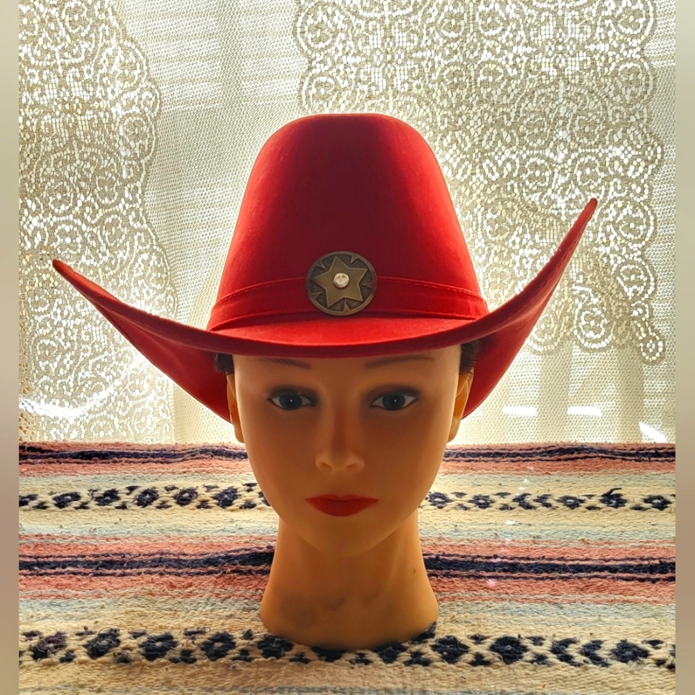Red felt enisex  Red 🤠 hat